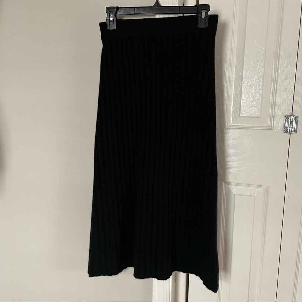 Gentle Herd black ribbed cashmere stretch waist skirt size M